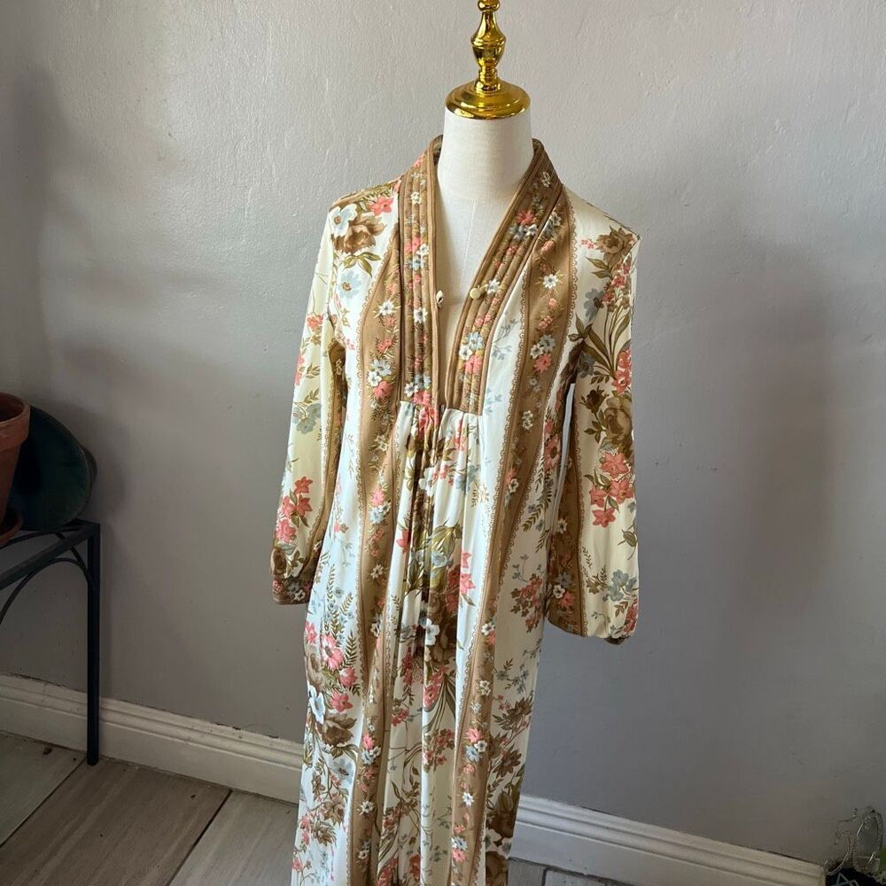 Vintage  genuine 1970s vintage hostess gown or maxi lounge robe